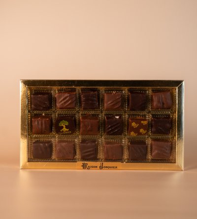 Boîte de nougat blanc tendre enrobé de chocolat noir ou au lait